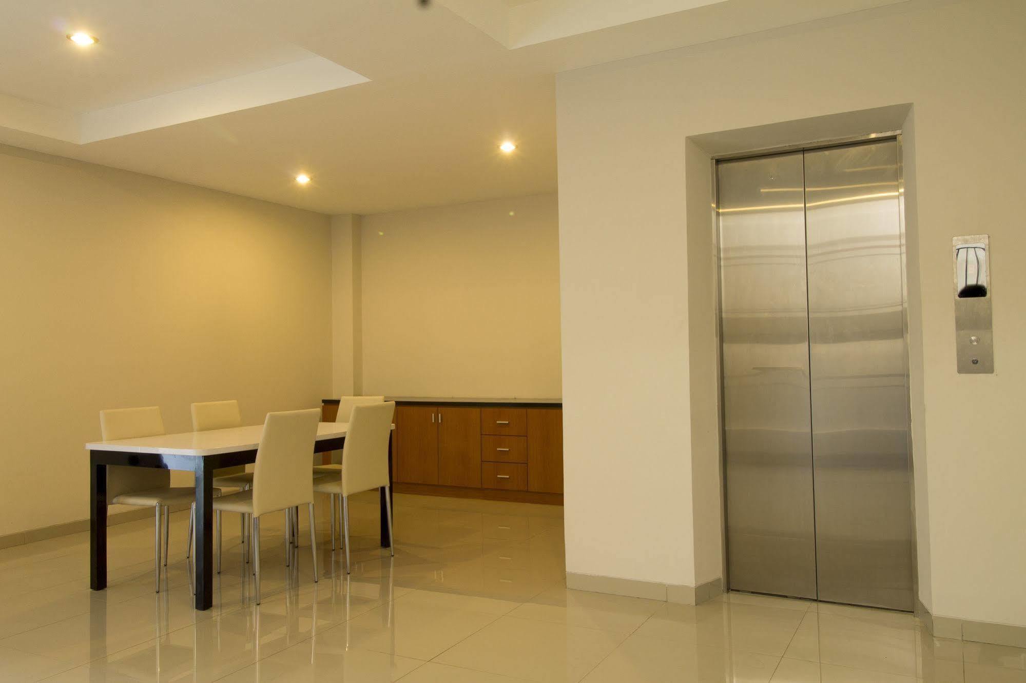 Reddoorz Plus @ Setiabudi Tengah Cakarta Dış mekan fotoğraf